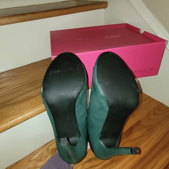 NEW Green Booties Open Toe & Laceup Details - Picture 3 of 5